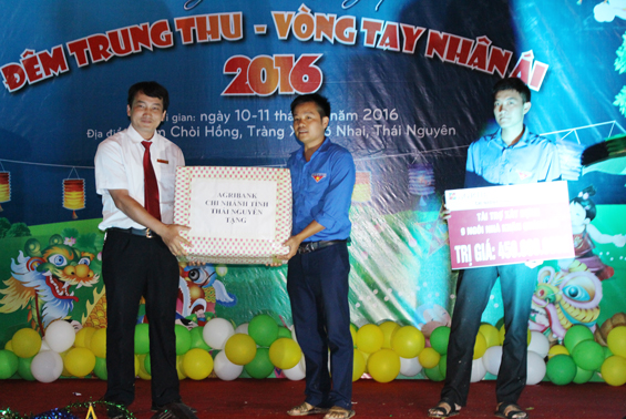 Đêm Trung thu - Vòng tay nhân ái