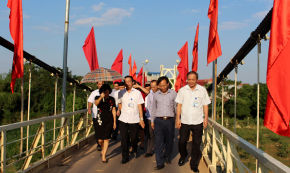Tổ chức nghiệm thu, bàn giao cầu treo Hà Châu - Đồng Tân