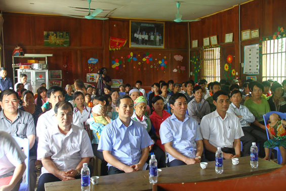 Tuyên truyền về bầu cử và Luật Giao thông đường bộ ở bản Tèn