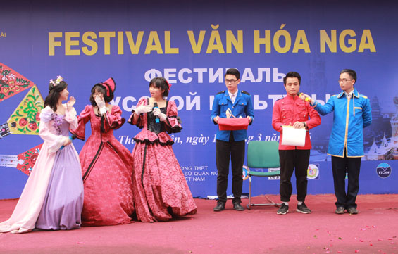 Hơn 500 học sinh tham gia Fetival văn hóa Nga