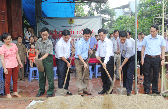 Khởi công nhà mái ấm công đoàn