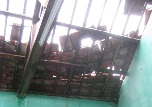 Thừa Thiên - Huế: Lốc xoáy kinh hoàng 10 phút, 320 căn nhà tốc mái