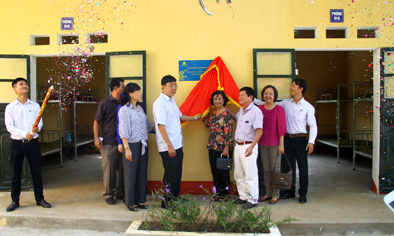 Bàn giao nhà ở bán trú cho học sinh vùng cao