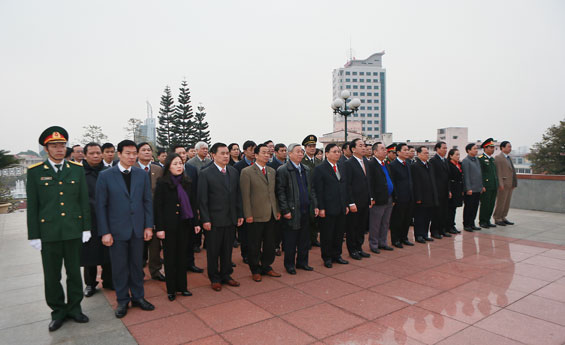 Dâng hương tưởng nhớ Chủ tịch Hồ Chí Minh, Đại tướng Võ Nguyên Giáp và các Anh hùng liệt sĩ