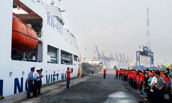 Thăm, tặng quà quân và dân huyện đảo Trường Sa