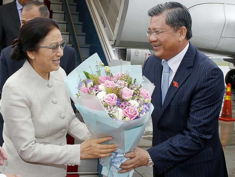 Chủ tịch Quốc hội Lào bắt đầu thăm Việt Nam và dự các hoạt động kỷ niệm 55 năm Ngày thiết lập quan hệ ngoại giao Việt Nam - Lào