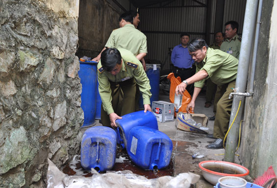 Tiêu hủy gần 2.000 lít rượu không rõ nguồn gốc