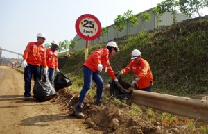 Tổ chức chiến dịch thu gom rác thải, làm sạch môi trường