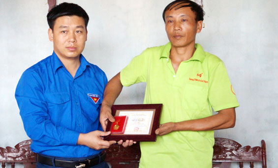 Truy tặng Huy hiệu Tuổi trẻ dũng cảm cho em Nguyễn Văn Thao