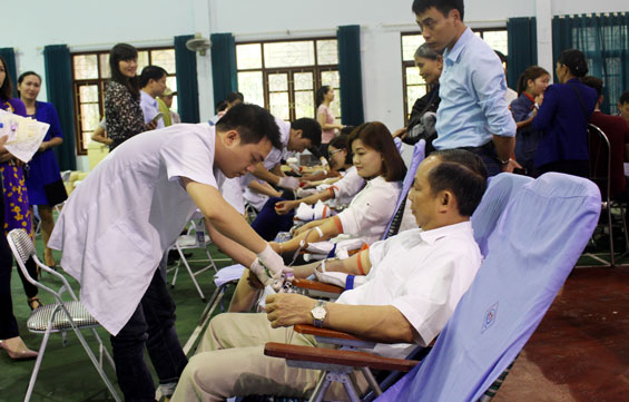 Gần 500 người tham gia hiến máu tình nguyện
