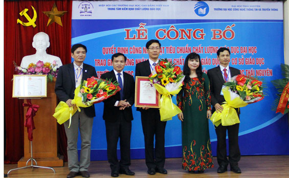 Đón nhận Giấy chứng nhận kiểm định chất lượng giáo dục