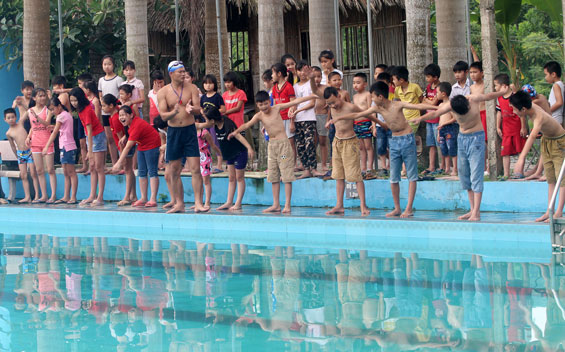 Dạy bơi an toàn cho trẻ em nghèo