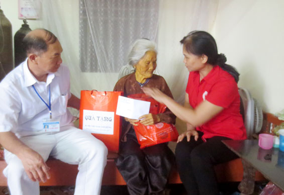 Các địa phương thăm, tặng quà Mẹ Việt Nam Anh hùng và các đối tượng chính sách