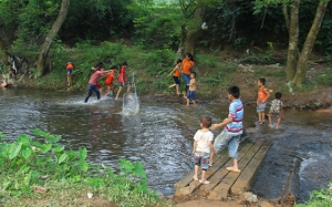 Thiếu sân chơi ngày hè cho trẻ vùng cao