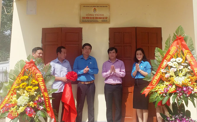 Gắn biển công trình chào mừng đại hội công đoàn các cấp