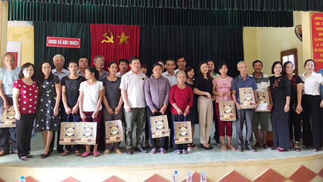 Tặng quà tại vùng ảnh hưởng thiên tai