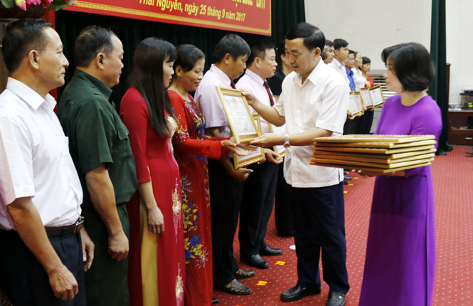 Tổng kết 15 năm thực hiện tín dụng chính sách: Khen thưởng 84 tập thể, cá nhân 