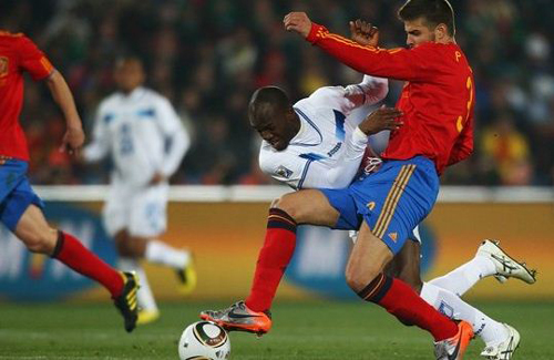 Villa tỏa sáng, Tây Ban Nha có 3 điểm đầu tiên