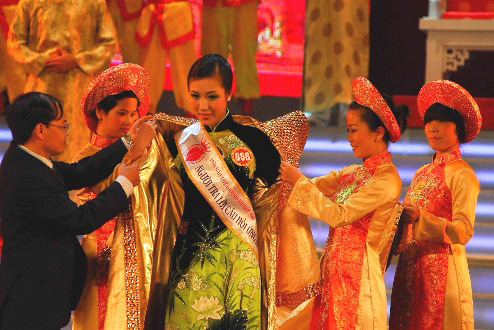 Đấu giá quyền trao vương miện Hoa hậu Thế giới người Việt 2010