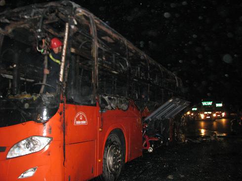 Xe khách Bắc - Nam chở 50 người cháy rụi trên QL1A