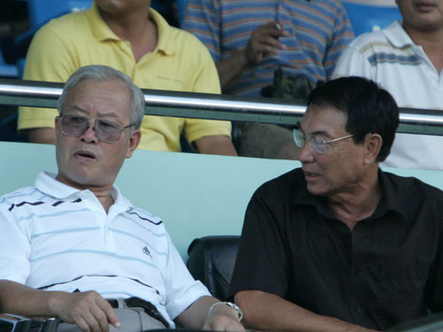 Bình luận viên đắt sô