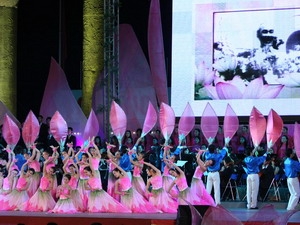 "Hồ Chí Minh - cả một đời vì nước, vì dân"