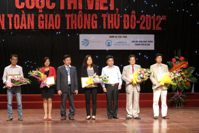 18 tác giả được trao giải thưởng báo chí “Vì an toàn giao thông Thủ đô” năm 2012