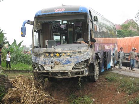 Xe khách giường nằm lao xuống vực trong đêm