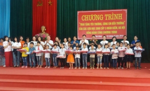 Tặng quà, học bổng cho học sinh nghèo vượt khó tại Phú Bình