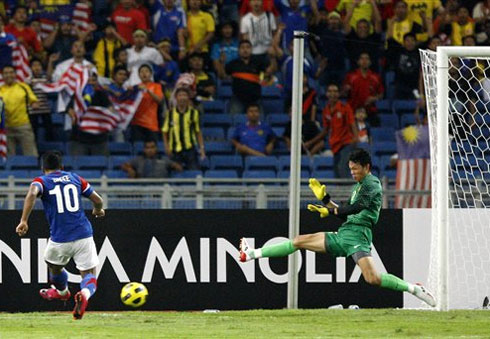 Indonesia dọa bỏ cuộc nếu CĐV Malaysia chiếu đèn lazer