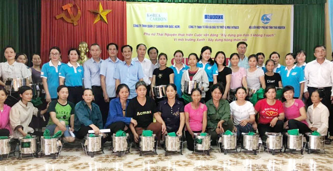 Trao bếp đun tiết kiệm năng lượng cho hộ nghèo, cận nghèo