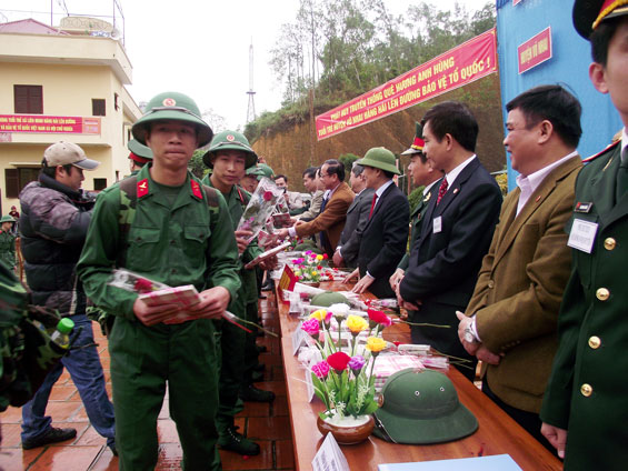 Các tân binh trước giờ lên đường.