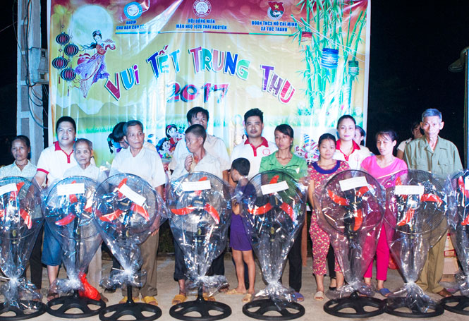 Tặng quà và tổ chức Chương trình “Vui Tết Trung Thu” cho các em thiếu nhi vùng cao tại Khe Cốc