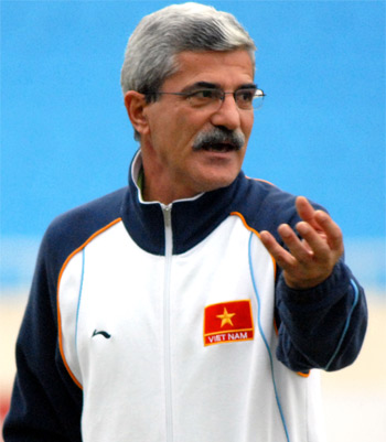 HLV Calisto được chào mức lương kỷ lục ở tuyển Việt Nam