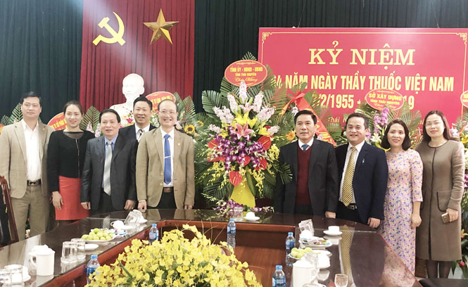 Lãnh đạo tỉnh chúc mừng ngành Y tế