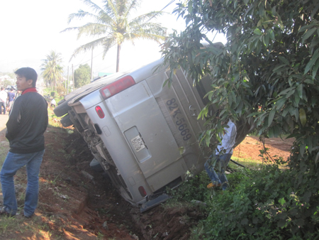 Xe giường nằm lật nghiêng, hơn 30 hành khách may mắn thoát nạn