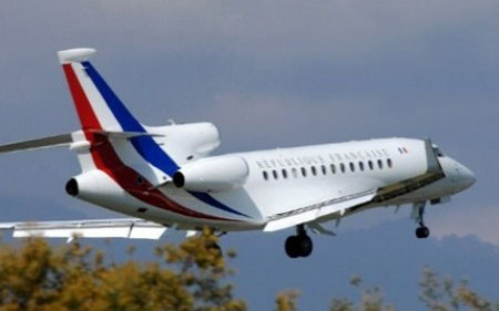 Máy bay chở tân Tổng thống Pháp bị sét đánh trên đường đi Đức