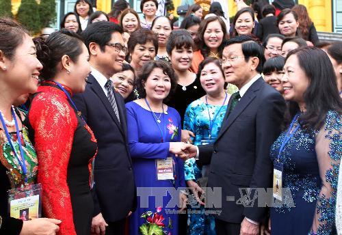 Trao giải “Nữ Doanh nhân Việt Nam tiêu biểu 2013-Cúp Bông hồng Vàng”