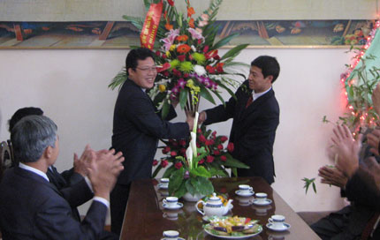 Các cơ quan của tỉnh chúc mừng Giáo xứ Thái Nguyên nhân Ngày Noel