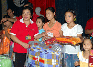 Prudential tặng quà trẻ em thiệt thòi