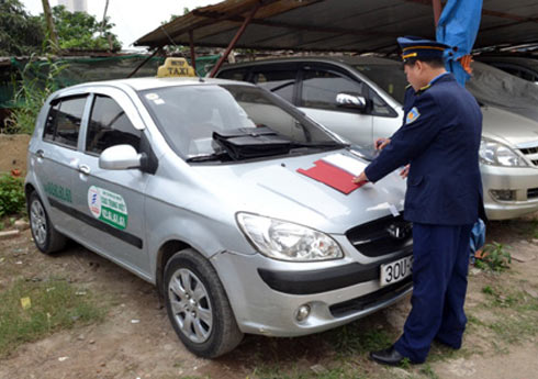 Tài xế taxi bắt chẹt du khách bị phạt 20 triệu đồng