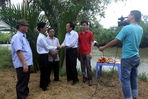 Nhà báo Phan Hữu Minh, Giám đốc, Tổng Biên tập Đài PT-TH Thái Nguyên; Đại tá Đỗ Hà Thái, bạn chiến đấu của Anh hùng Liệt sĩ Vũ Xuân cùng người nhà thăm lại nơi Anh hy sinh tại Kênh 2, huyện Gò Quao, tỉnh Kiên Giang.