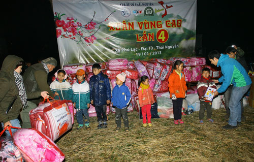 Tặng 80 chăn ấm cho đồng bào xã Phú Lạc