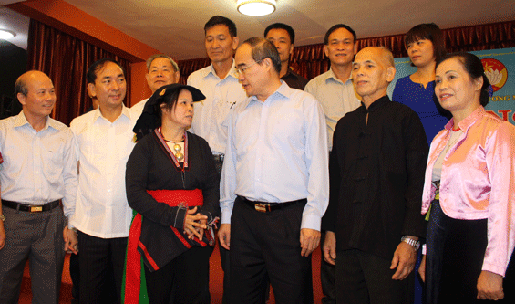 Tạo điều kiện để người dân tộc có uy tín phát huy năng lực, vai trò