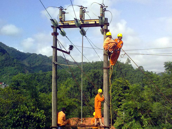 Đưa nguồn sáng về bản làng