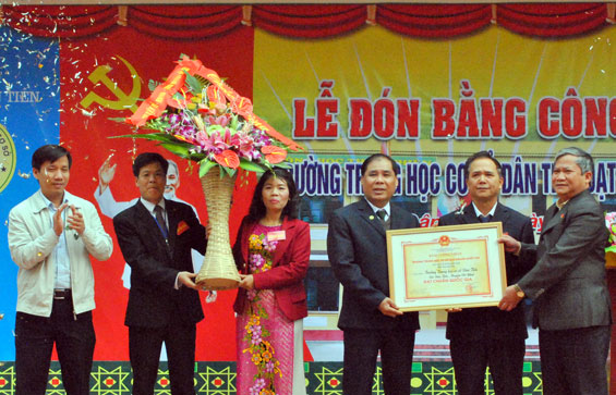 Trường THCS Dân Tiến đón bằng công nhận đạt chuẩn Quốc gia