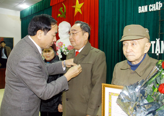 Trao Huy hiệu Đảng cho 15 đảng viên