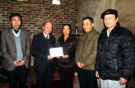 Tặng quà Tết cho các đối tượng có hoàn cảnh khó khăn, người có uy tín