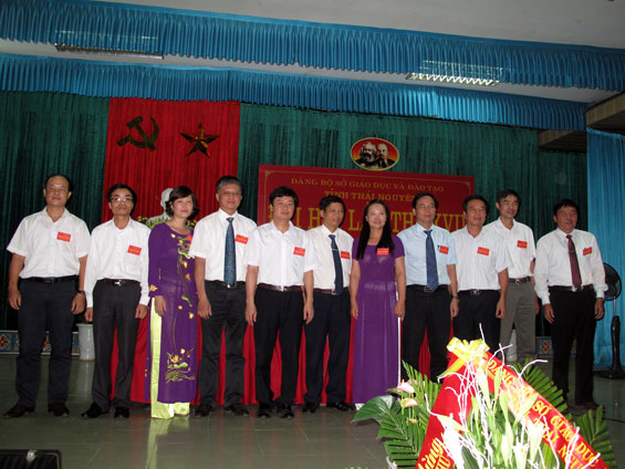 Bầu 11 đồng chí vào Ban Chấp hành khóa mới