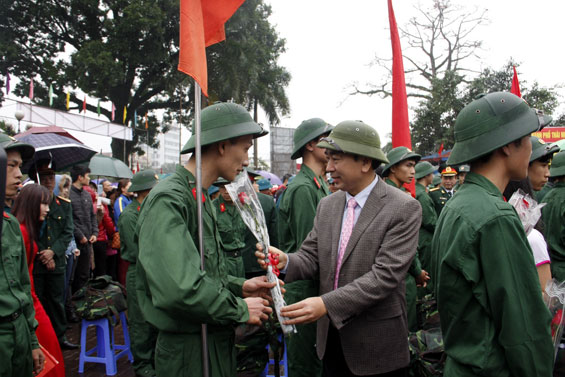 Đồng chí Phó Bí thư Thường trực Tỉnh ủy với các tân binh T.P Thái Nguyên.